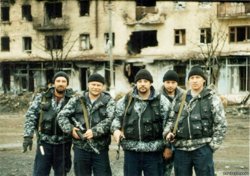 Бойцы спецназа у железнодорожного вокзала в Грозном