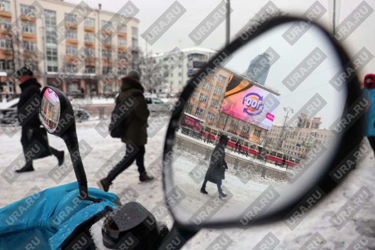 Снег засыпает город целый день