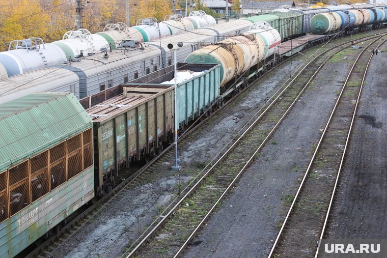 Машинист товарного поезда не успел затормозить