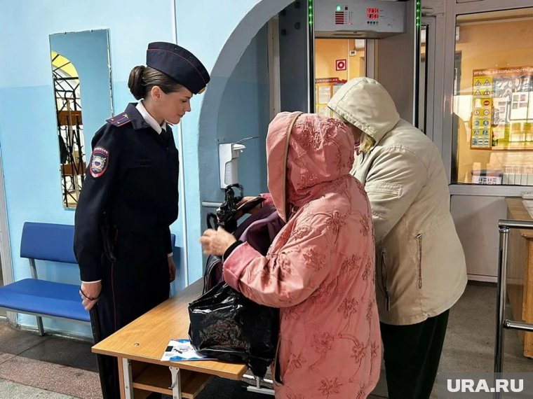 На каждом участке дежурят полицейские 