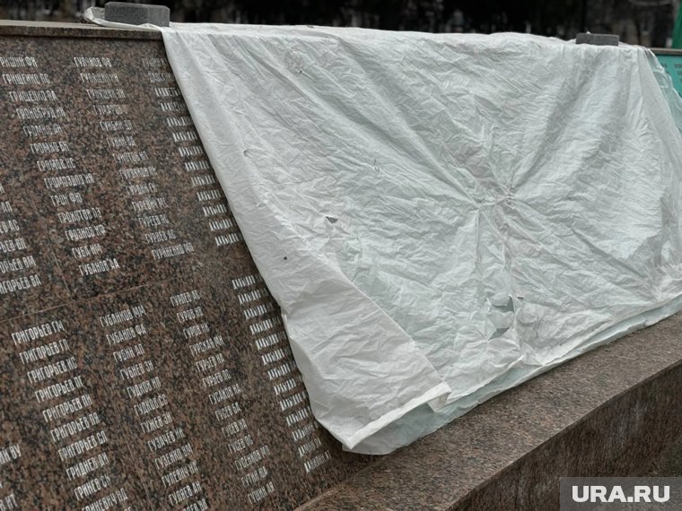 Фамилии павших воинов быстро стерлись с монумента