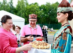 Пермский обмутсмен любит попробовать чак-чак на Сабантуе
