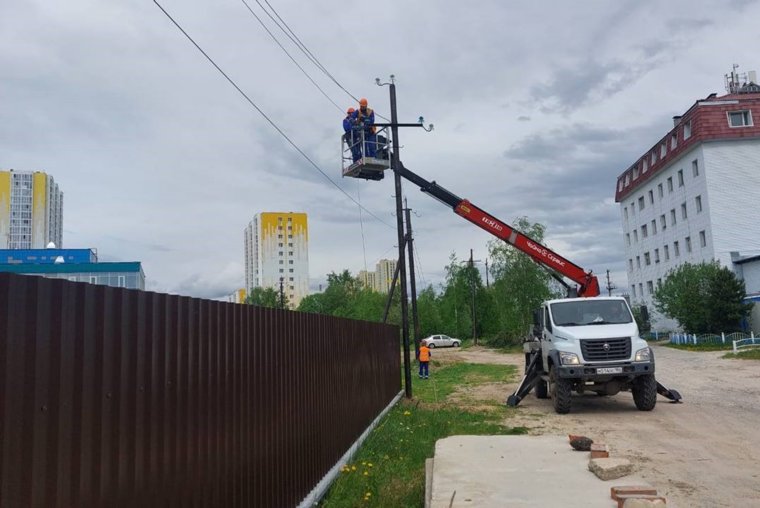 Перенести опору ЛЭП помогали пять сотрудников предприятия и специализированный автомобиль