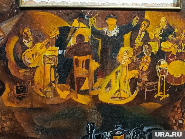 Сейчас на картине нет никакой шариковой ручки. Она была на лице дирижера и трубача 