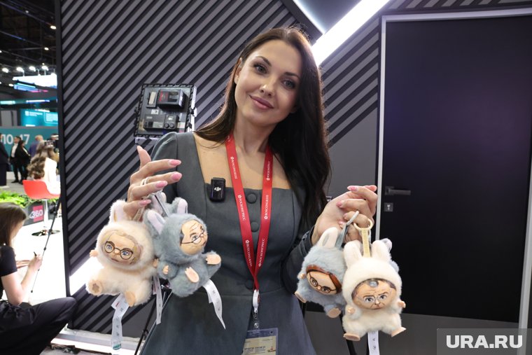 Игрушки Лабубу с лицами Набиуллиной, Голиковой, Медведева и Пескова заметили на ПМЭФ