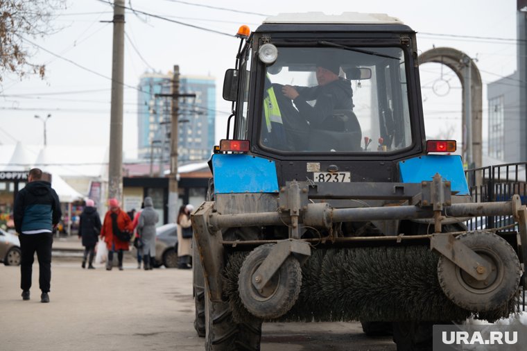 Техника коммунальных служб испортила асфальтовую дорожку