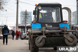 Техника коммунальных служб испортила асфальтовую дорожку