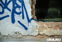 Солдаты пробили выход в стене арматурой
