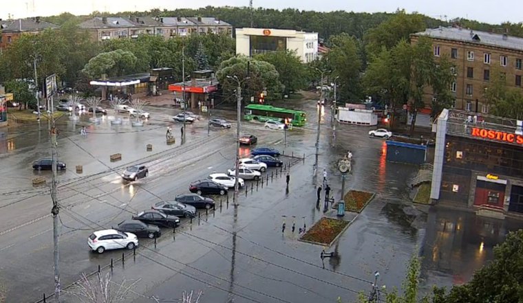 Из-за ливня оказались подтоплены дороги на улицах Жукова и Богдана Хмельницкого