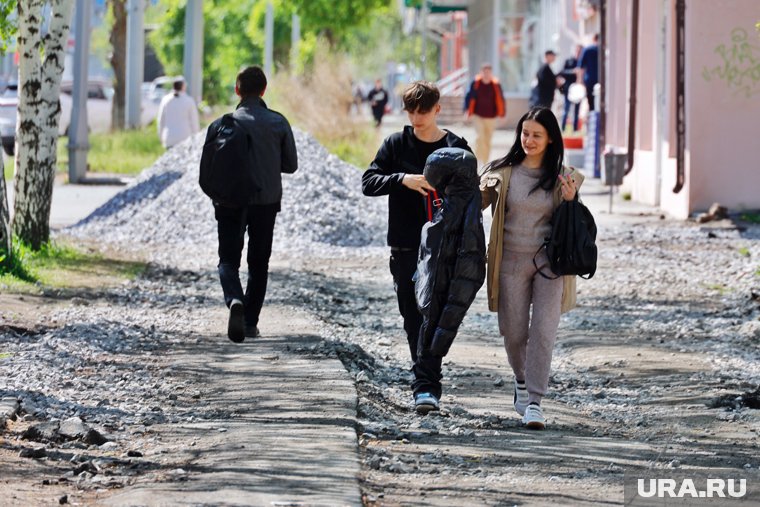 В Кургане власти кладут асфальт на улице Мяготина