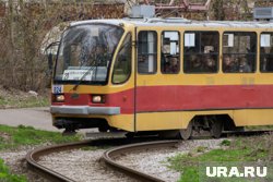 Трамвай сошел с рельсов около остановки «Улица Бебеля»