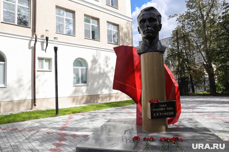 Около школы стоит бюст разведчика Николая Кузнецова