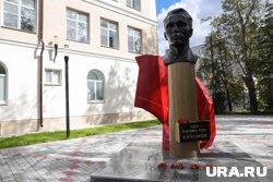 Около школы стоит бюст разведчика Николая Кузнецова 