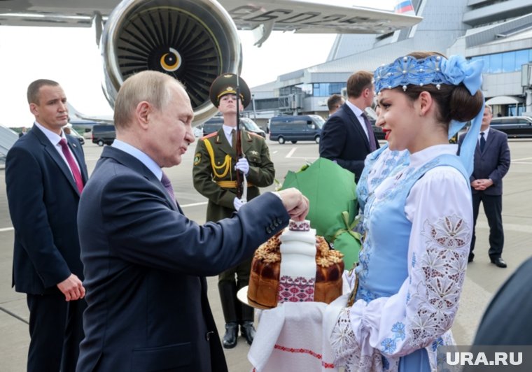 В минском аэропорту президента РФ Владимира Путина встречали с хлебом и солью