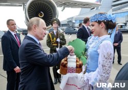 В минском аэропорту президента РФ Владимира Путина встречали с хлебом и солью