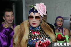 Верка Сердючка задумывается об отъезде с Украины, сказал продюсер Дзюник