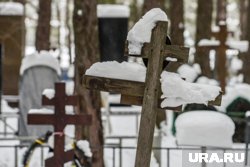 Коммунальщик снес ограждение на кладбище