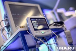 Малыш подключен к аппарату ИВЛ