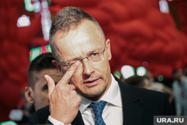 Сийярто продолжает поддерживать Россию