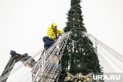 Гирлянды на главной елке Перми уже смонтированы 