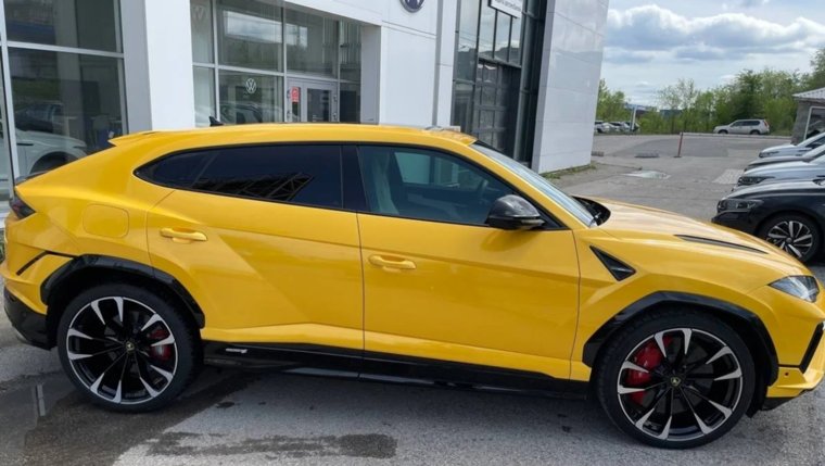 Lamborghini Urus S 2023 года  (суперкроссовер) оснащен 4,0-литровым битурбированным двигателем V8 мощностью 666 лошадиных сил
