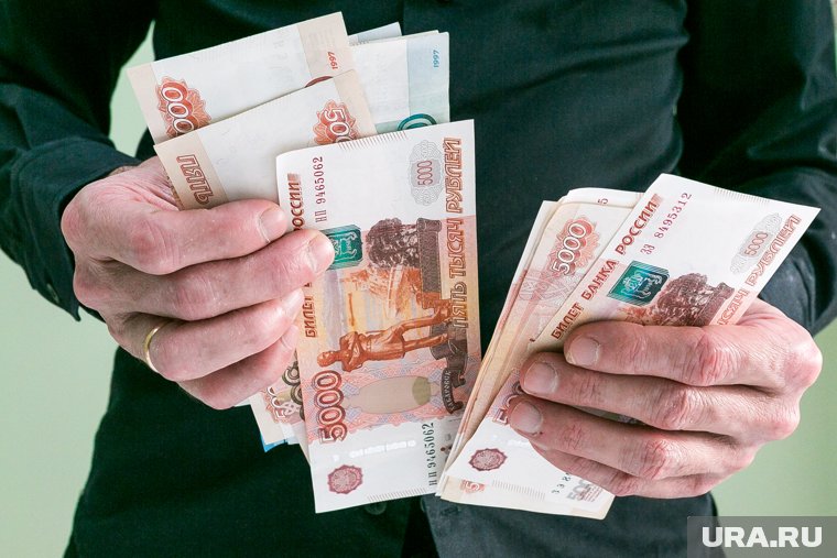 Незаконный вывоз валюты на 1,5 млн рублей пресекли работники таможни в Сургуте