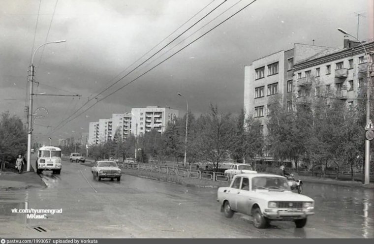 В 1950-е Тюмени понадобился новый проспект и тогда решили облагородить улицу Проектируемую. Так появилась улица имени Героя Советского Союза Маритэ Мельникайте. 