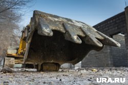 Вместе с конструкцией рабочие сняли и асфальтовое покрытие перед ней