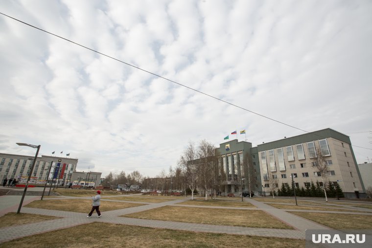 В Сургуте на центральной площади обвалился грунт