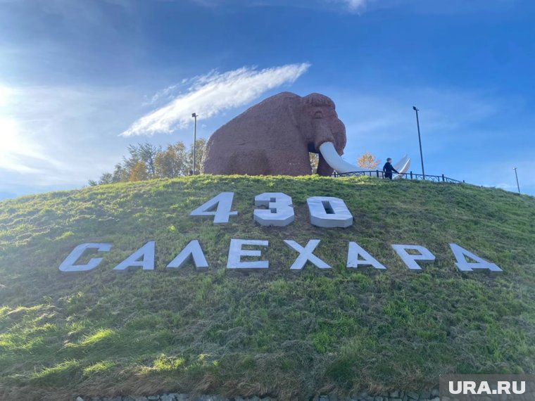 Надпись у подножия скульптуры сменили к юбилею Салехарда 