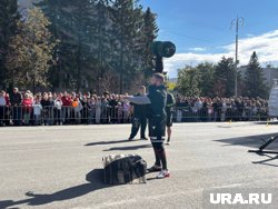 В Кургане на площади выступают силачи
