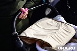 По словам очевидцев, ребенку в коляске около трех лет
