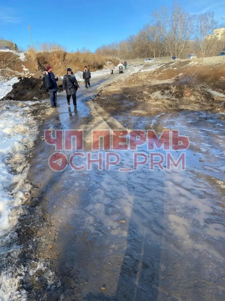 Из-за потепления дорогу для пешеходов размыло