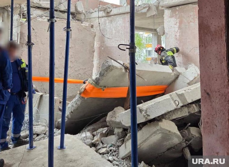Фото с места ЧП после обрушения конструкций при ремонте школы