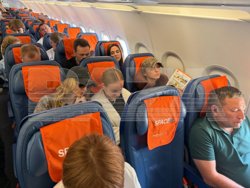 Артистки более трех часов сидят в самолете