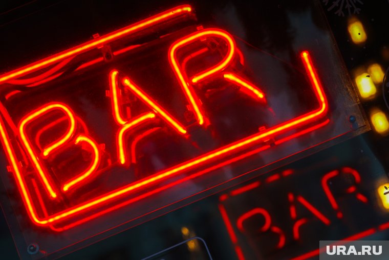 В баре планируют подавать настройки, коктейли, классические блюда и стрит-фуд 
