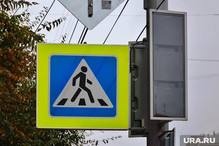 В Шадринске конструкция, которую зацепила автовышка, рухнула на пешеходный переход