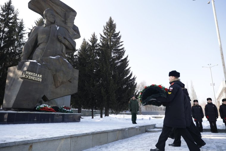 Неделю памяти открыли 50 суворовцев и юноармейцев, которые возложили цветы к мемориалу героя