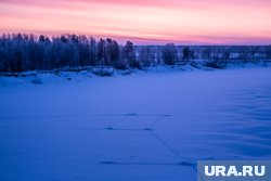 Из-за аномально теплой зимы болота, прикрытые слоем снега, внутри остаются полны воды — она не промерзла