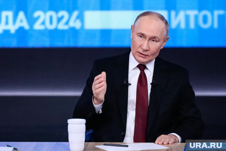 Путин в режиме видеоконференции провел оперативное совещание с постоянными членами Совбеза