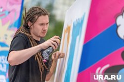 Стрит-художники полностью преобразуют пространство челябинского креативного кластера 