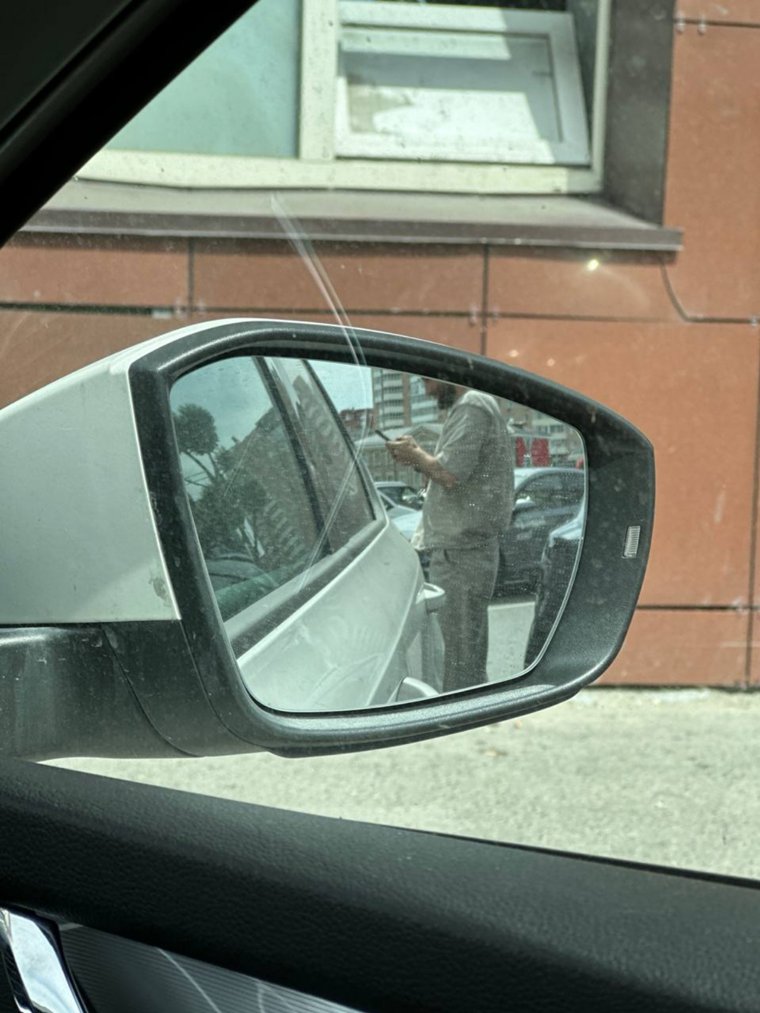 Приехавшие к месту ЧП мужчины не выпускали с парковки автомобиль тюменки