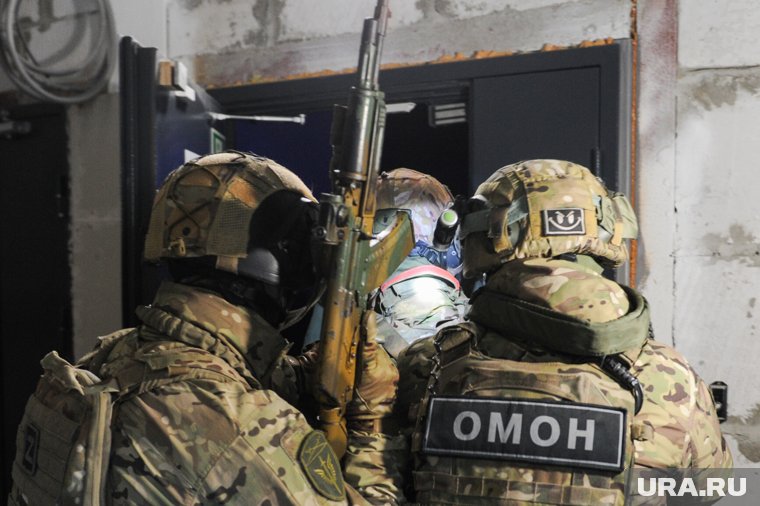 Оперативники забрали Владислава Мирова и его подругу