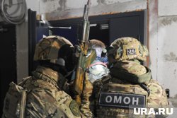 Оперативники забрали Владислава Мирова и его подругу