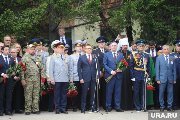 Церемония возложения цветов к Вечному огню началась с поздравления Алексей Текслера