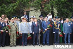 Церемония возложения цветов к Вечному огню началась с поздравления Алексей Текслера
