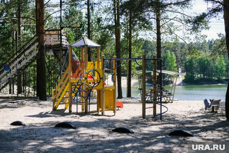 На пляже обустроены зоны отдыха, есть детские площадки