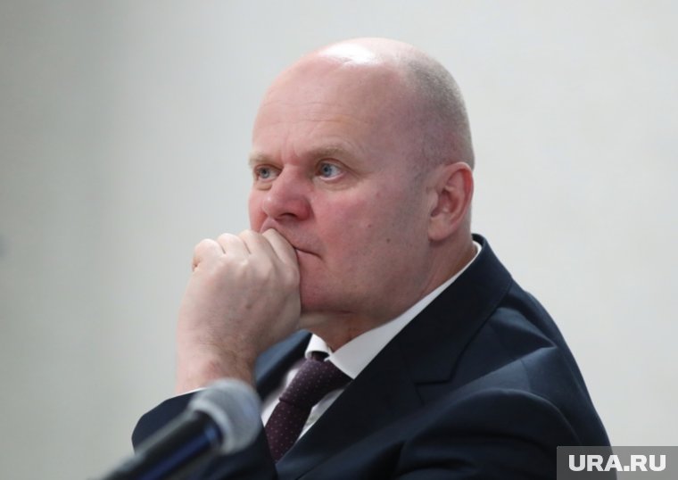 Логинов начал с дорожной отрасли и работы в администрации районов города