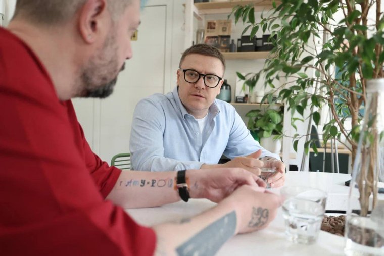 Во время прогулки Текслер и Лебедев попили кофе