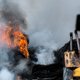 В Подмосковье загорелся склад рядом с конюшней. Онлайн-трансляция
